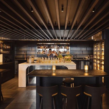Hilton Singapore Orchard Kültér fotó The bar at the 1000 Museum